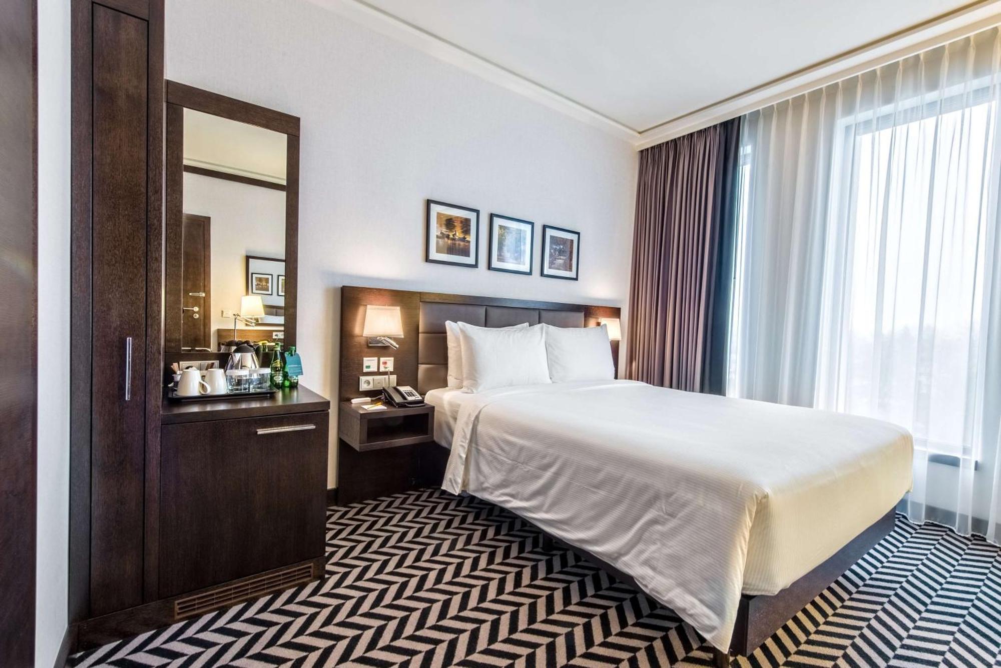 Queen Room Accessible
